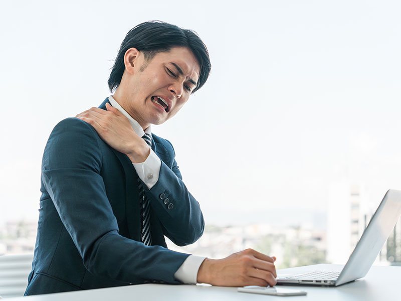 長時間のデスクワークで頭が痛いとき、肩もみよりほかにやるべきこと
