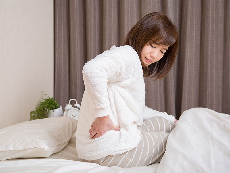 腰の痛みを翌日に持ち越さない、就寝前の「1分ドローイン」